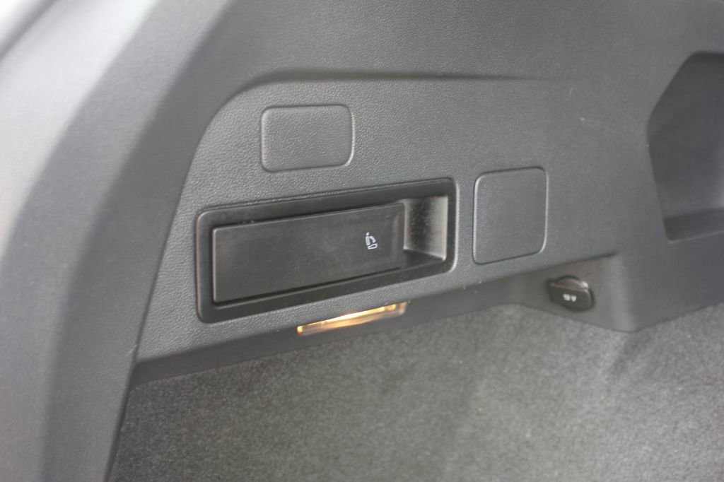 Used 2019 Volkswagen Tiguan SE image 32