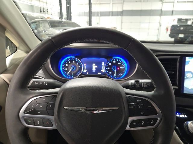 Used 2023 Chrysler Pacifica Touring-L FWD image 16