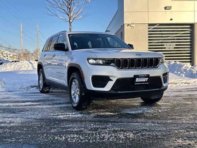 Used 2023 Jeep Grand Cherokee Laredo image 1