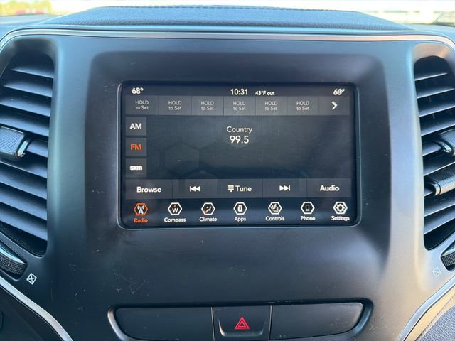 Used 2019 Jeep Cherokee Latitude Plus w/ Comfort/Convenience Group image 18