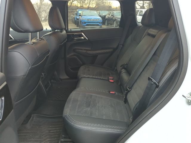 Used 2024 Mitsubishi Outlander SE image 17