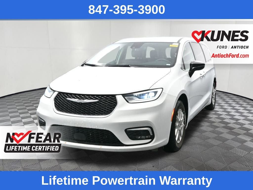 Used 2024 Chrysler Pacifica Touring-L FWD image 4