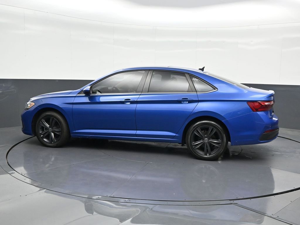 Used 2022 Volkswagen Jetta SE FWD image 2