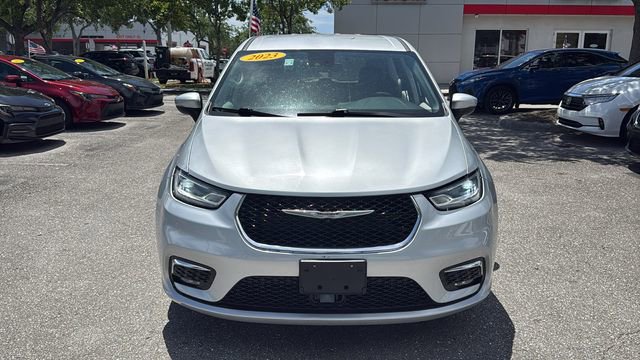 Used 2023 Chrysler Pacifica Touring-L FWD image 2