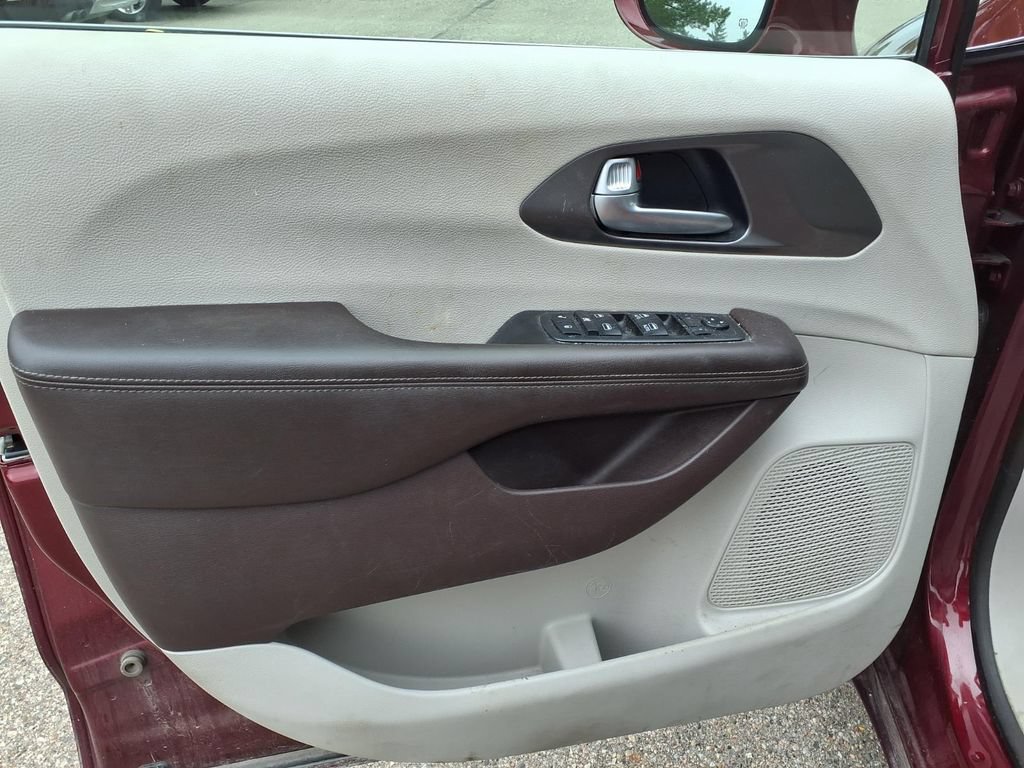 Used 2019 Chrysler Pacifica Touring-L FWD image 12