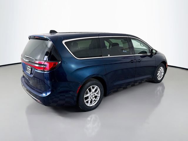 Used 2023 Chrysler Pacifica Touring-L image 7