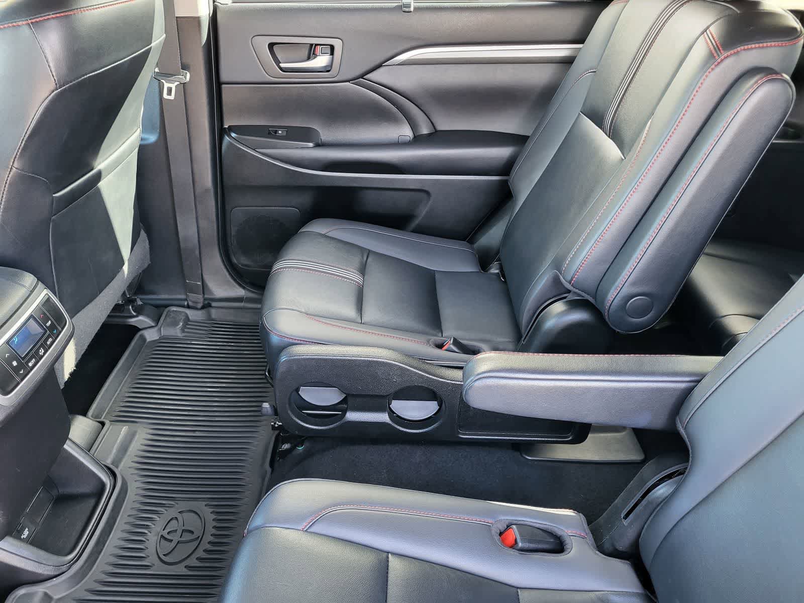 Used 2019 Toyota Highlander SE image 28