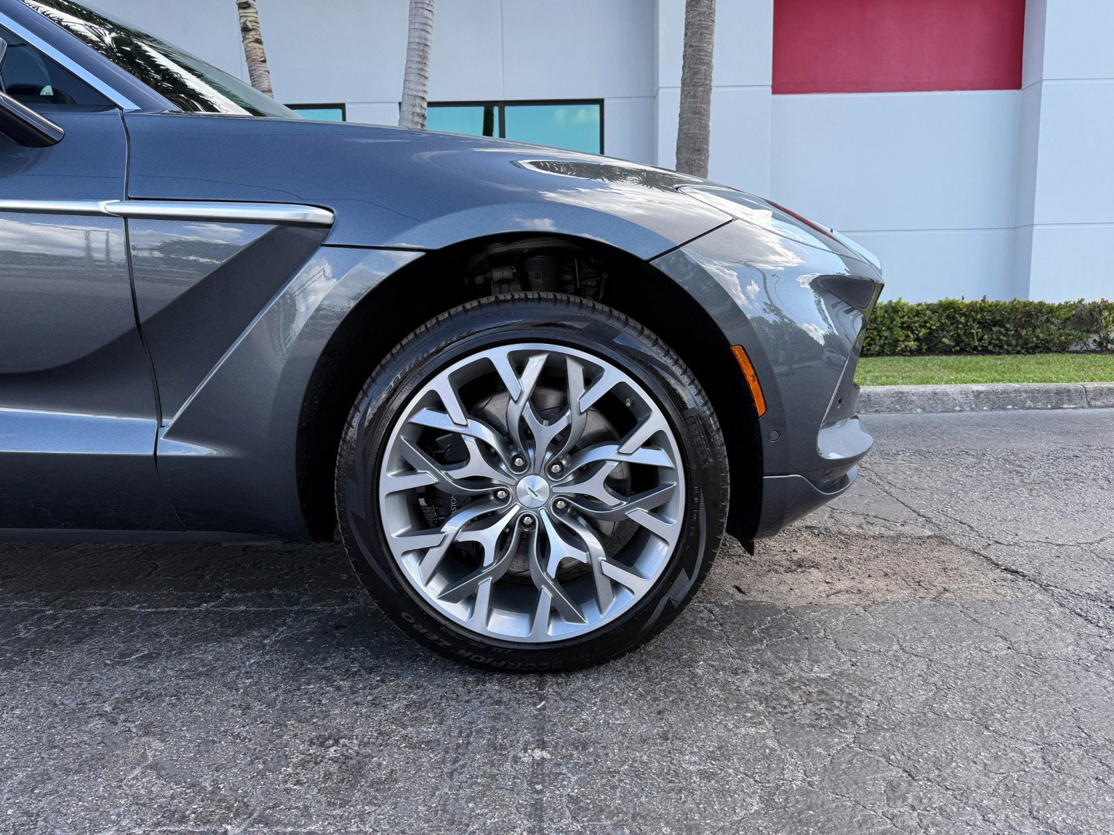 Used 2022 Aston Martin DBX image 3