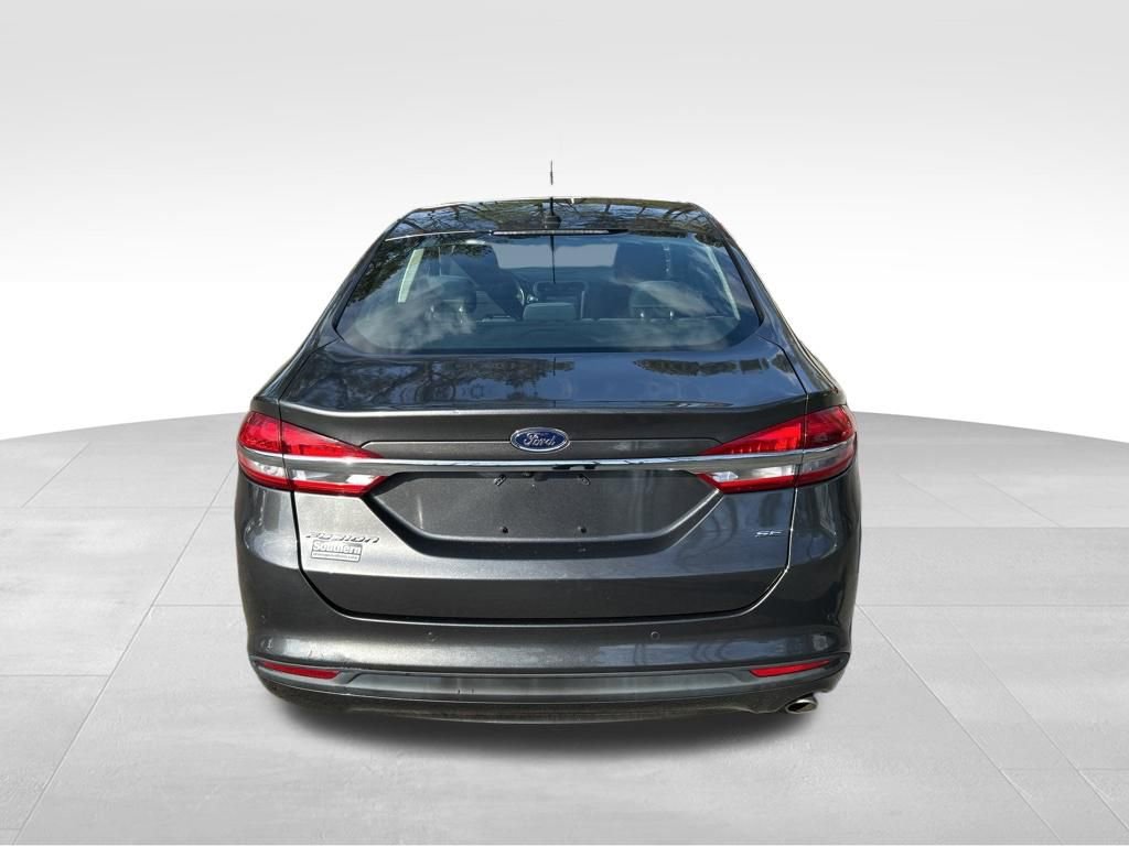 Used 2018 Ford Fusion SE w/ Fusion SE Technology Package image 4