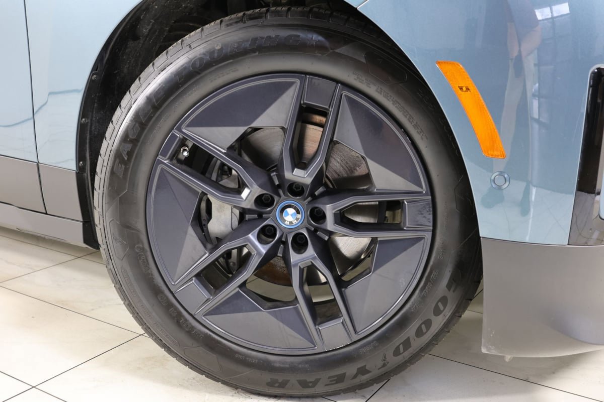 Used 2023 BMW iX xDrive50 w/ Premium Package AWD/4WD image 14