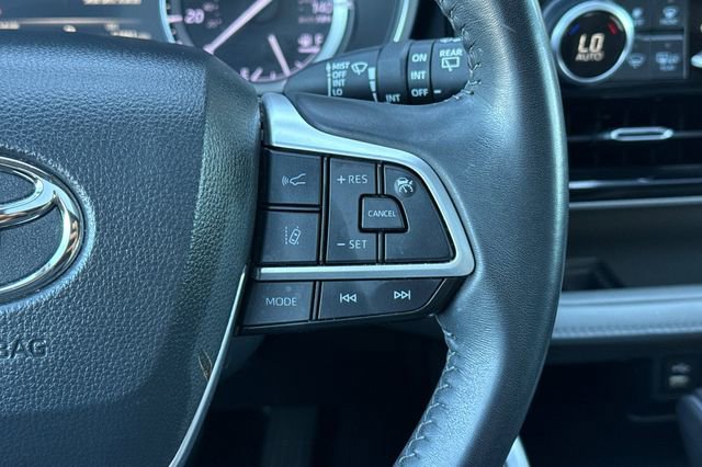 Used 2022 Toyota Highlander XLE AWD/4WD image 33