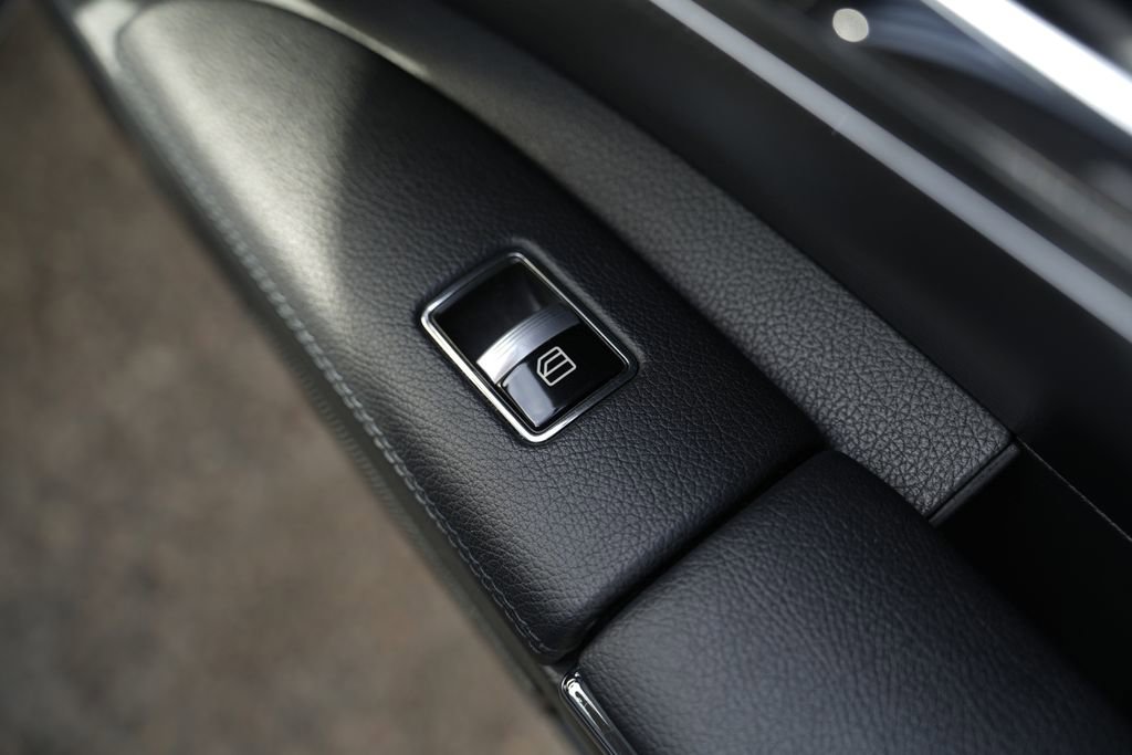 Used 2011 Mercedes-Benz S 550 4MATIC image 36