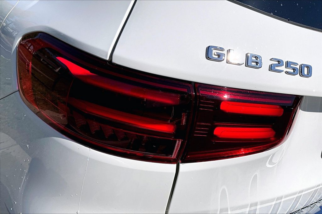 Used 2026 Mercedes-Benz GLB 250 4MATIC image 32