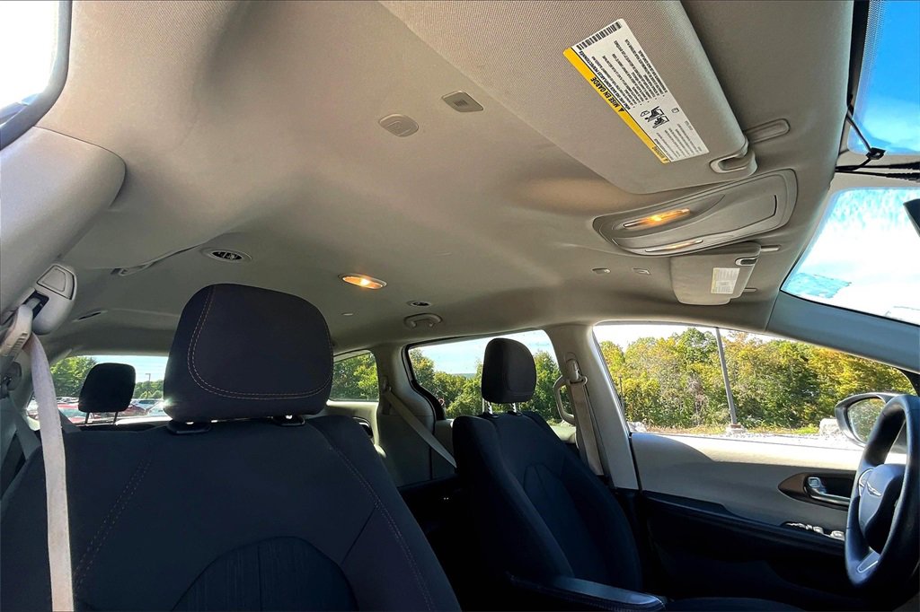 Used 2019 Chrysler Pacifica L image 11