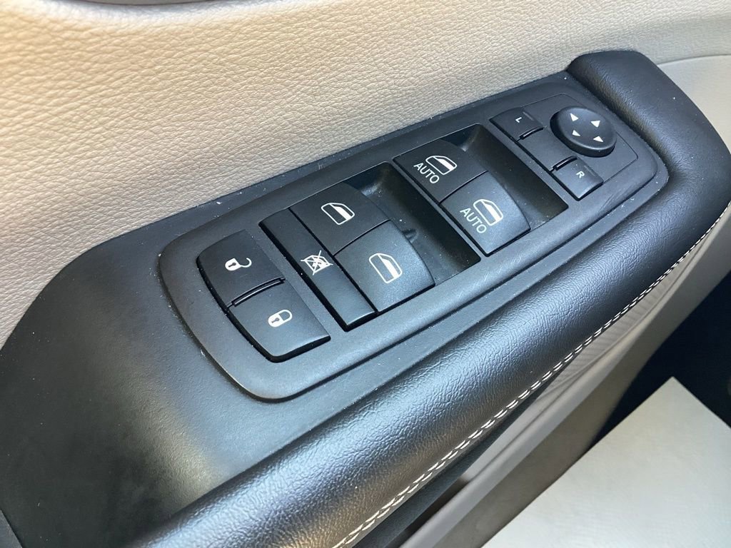 Used 2024 Chrysler Pacifica Touring-L FWD image 30