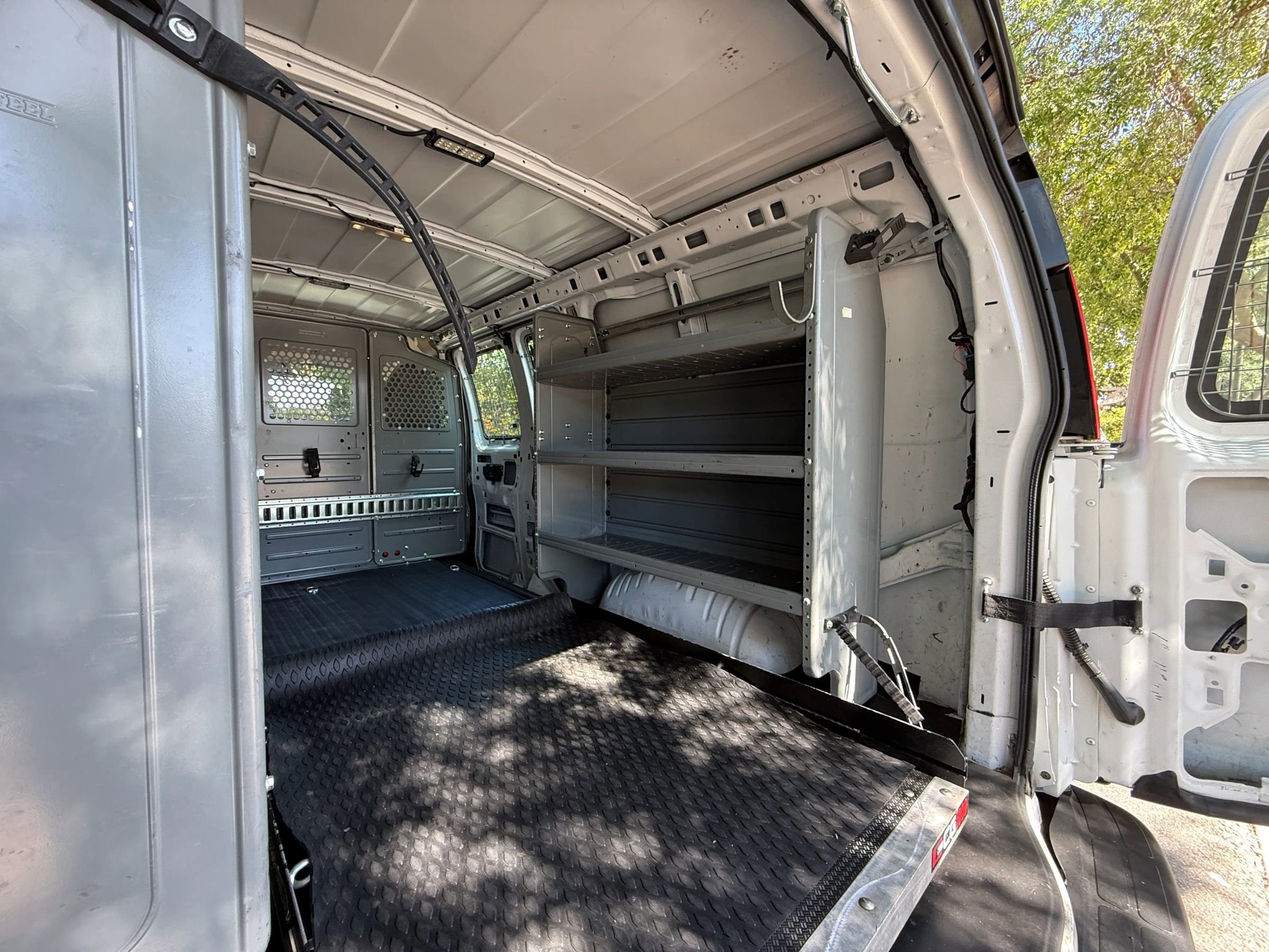 Used 2015 Chevrolet Express 2500 image 23