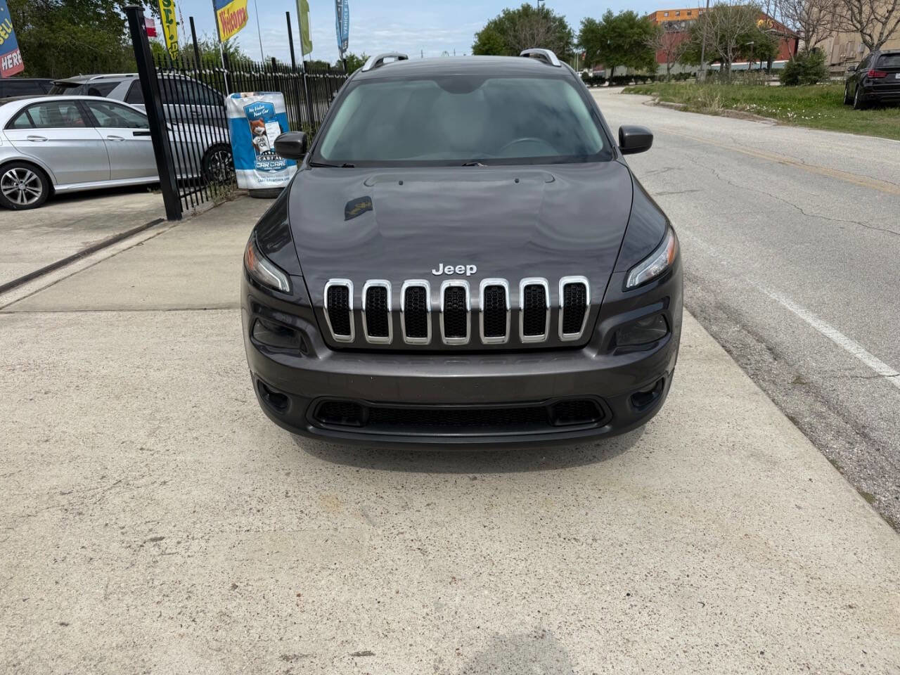 Used 2017 Jeep Cherokee Latitude w/ Comfort & Sound Group FWD image 4