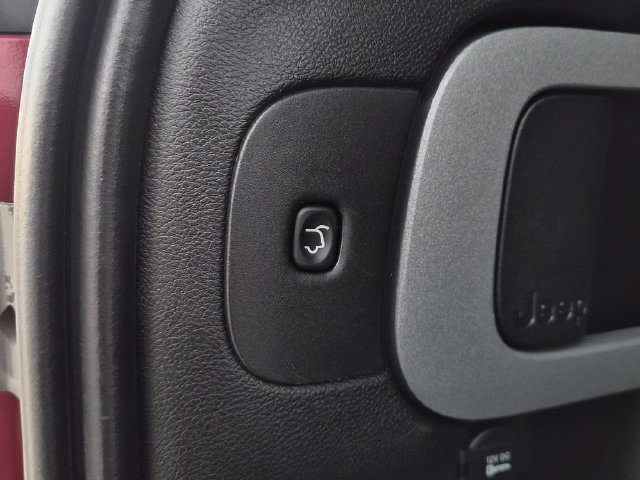Used 2015 Jeep Cherokee Latitude w/ Comfort/Convenience Group AWD/4WD image 12