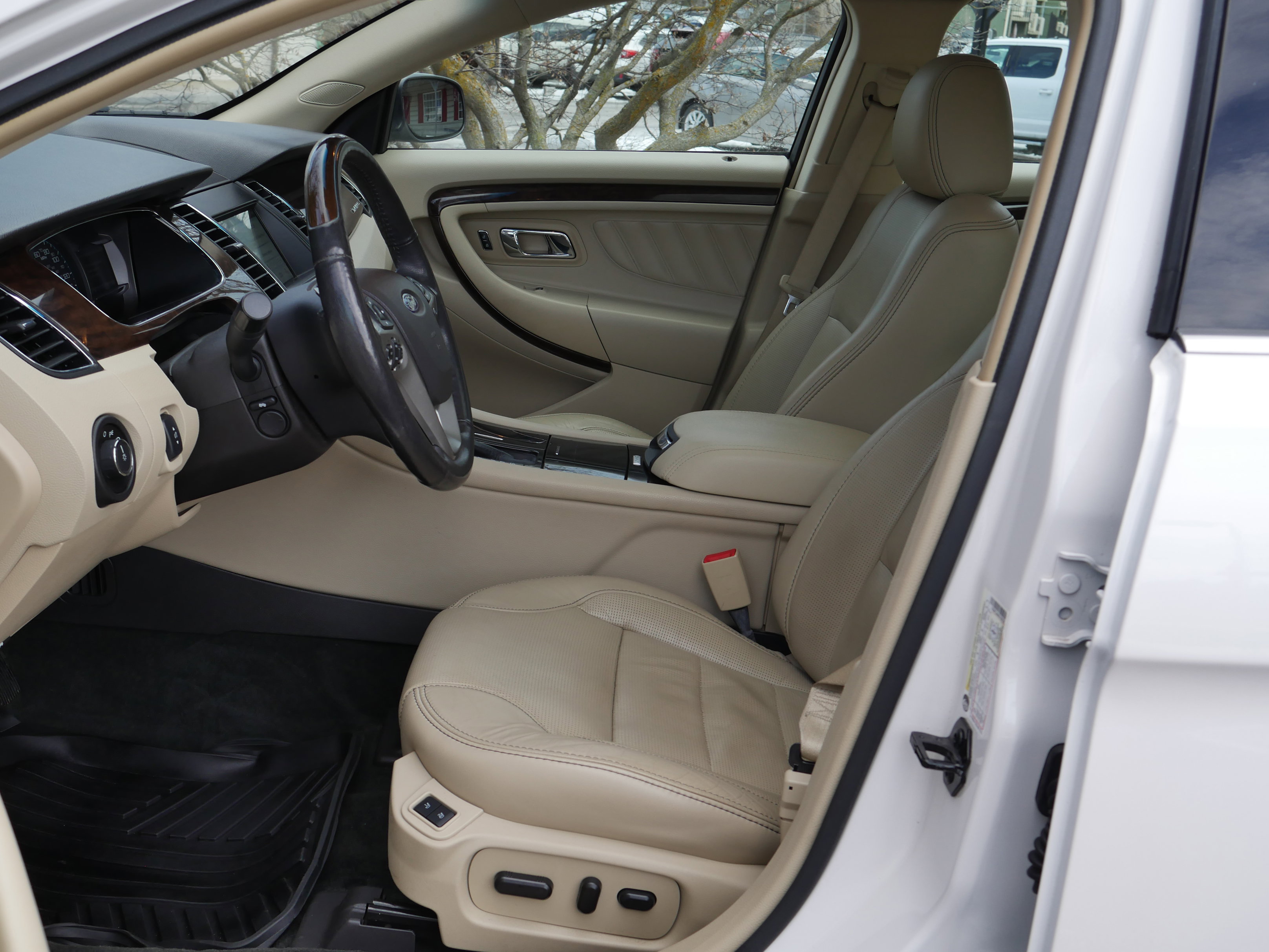 Used 2017 Ford Taurus Limited image 3