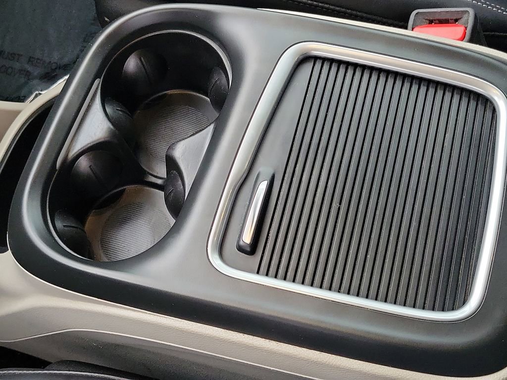 Used 2023 Chrysler Pacifica Touring-L image 7