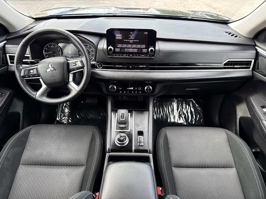 Used 2023 Mitsubishi Outlander ES FWD image 17