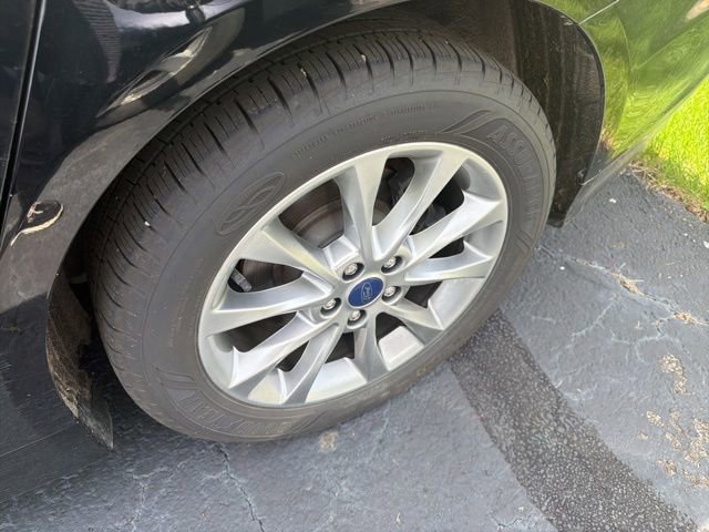 Used 2017 Ford Fusion SE w/ Fusion SE Technology Package FWD image 13