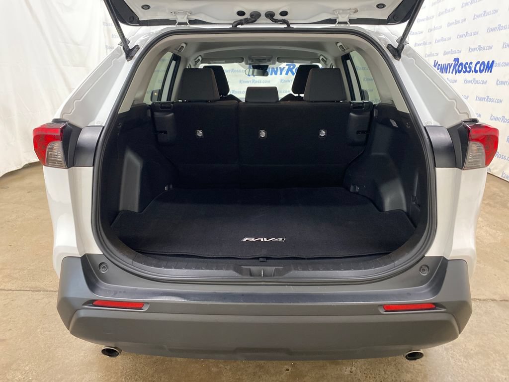 Used 2019 Toyota RAV4 LE AWD/4WD image 14