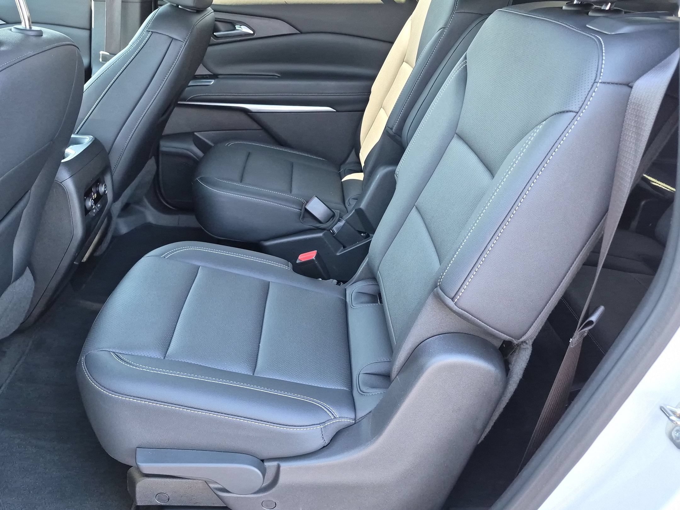 Used 2025 Chevrolet Traverse LT FWD image 30