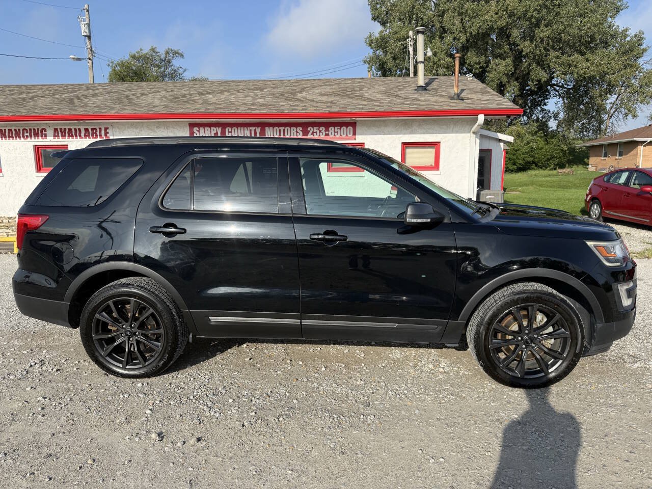 Used 2017 Ford Explorer XLT w/ Equipment Group 202A AWD/4WD image 2