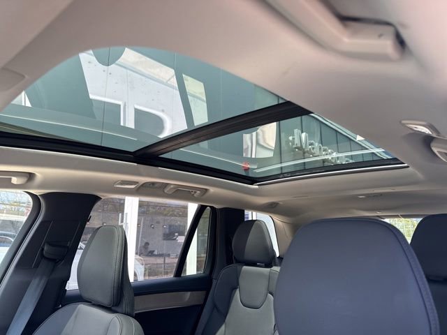 Certified 2025 Volvo XC90 B5 Plus AWD/4WD image 25