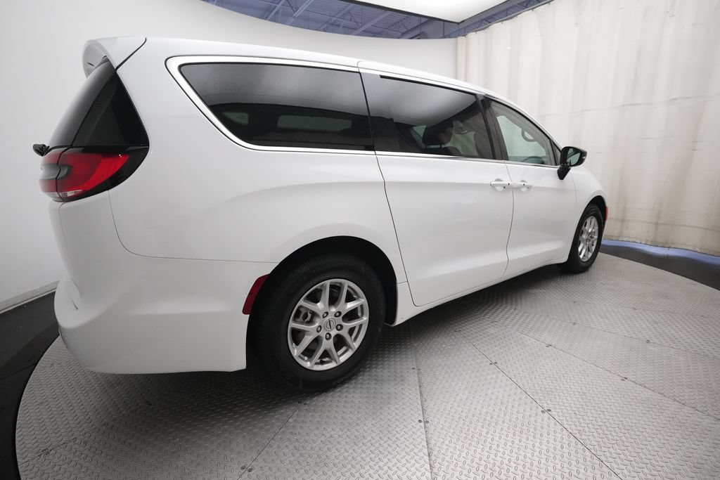 Used 2024 Chrysler Pacifica Touring-L FWD image 35