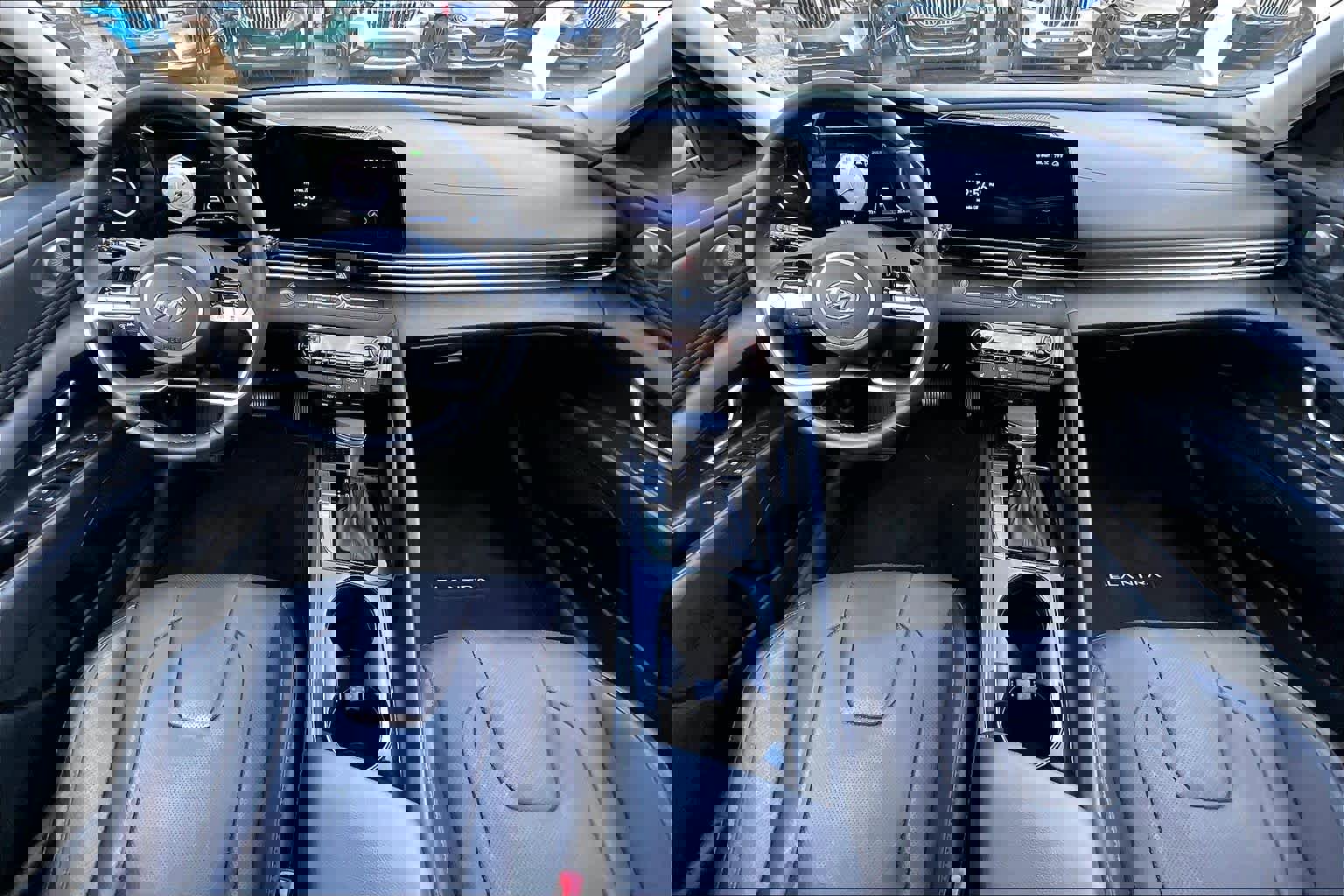 Used 2022 Hyundai Elantra Limited w/ Preferred Accessory Package image 16