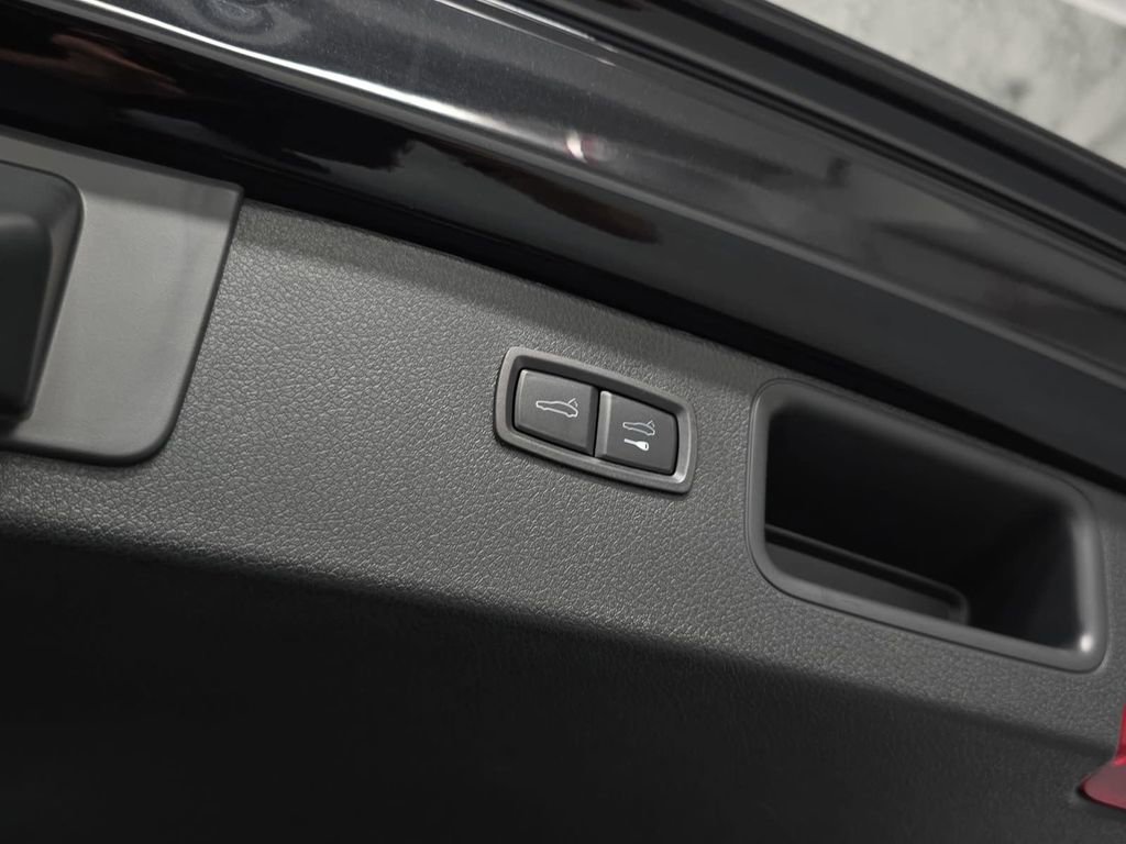 Certified 2025 Porsche Macan AWD/4WD image 32