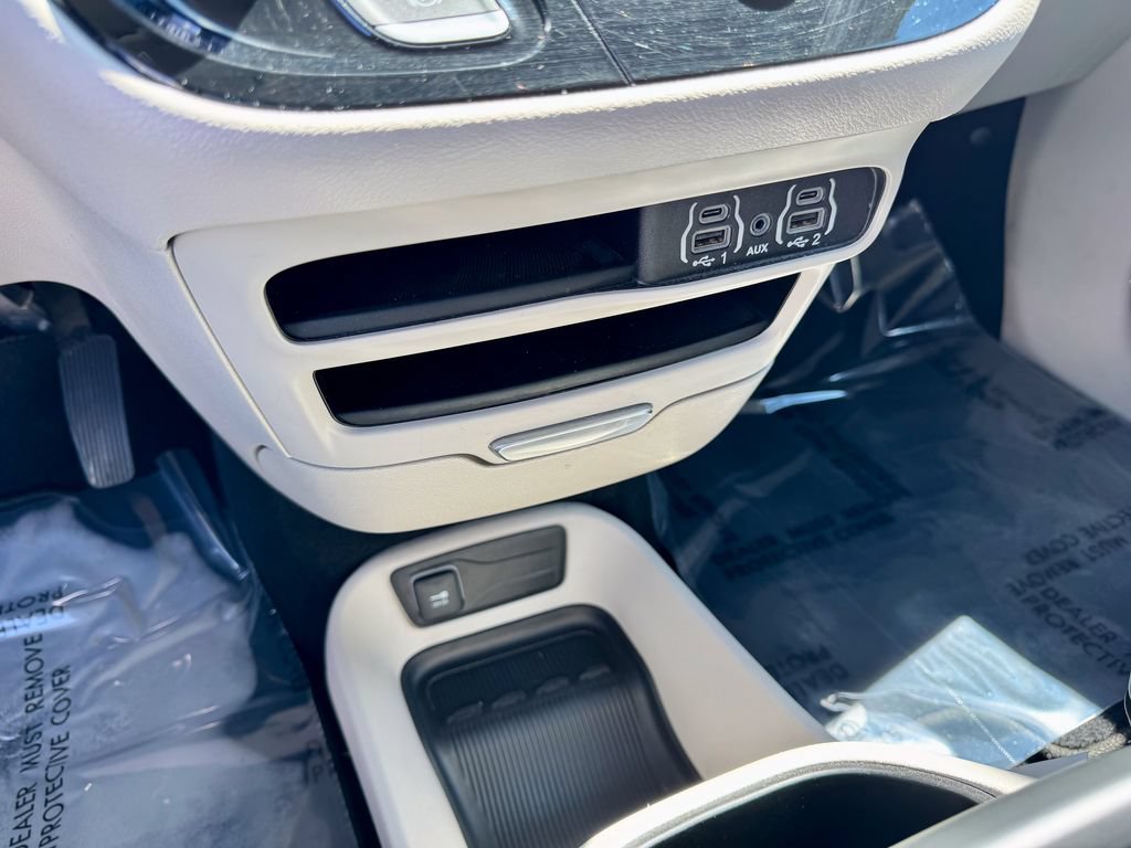 Used 2024 Chrysler Pacifica Touring-L FWD image 27