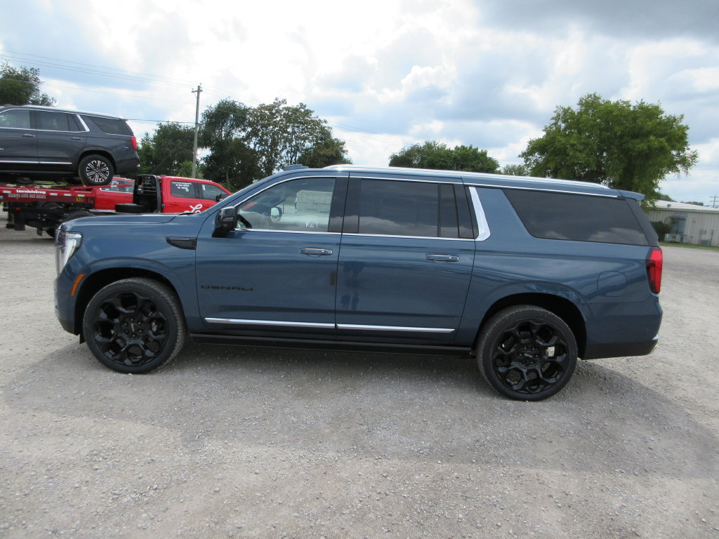 New 2026 GMC Yukon XL Denali w/ Denali Reserve Package AWD/4WD image 7
