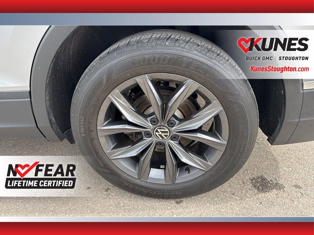 Used 2022 Volkswagen Tiguan SE w/ Panoramic Sunroof Package image 18