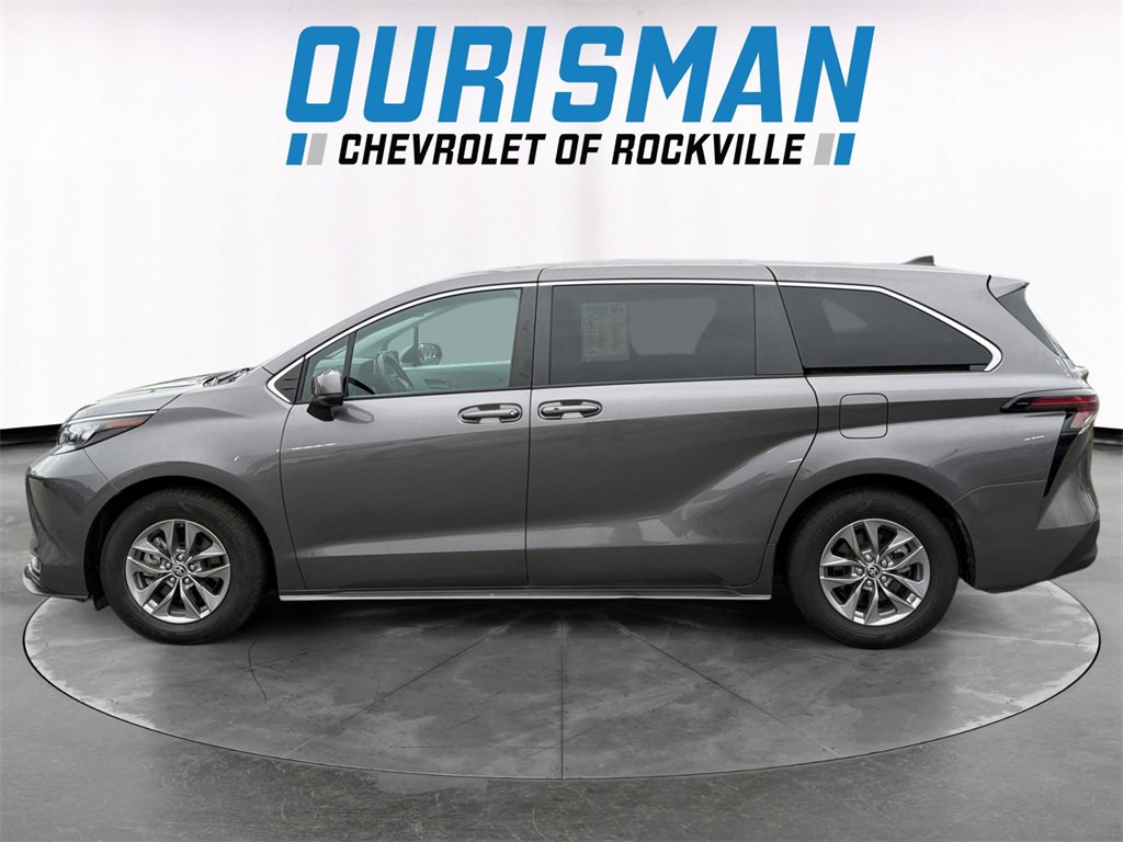 Used 2024 Toyota Sienna LE image 3