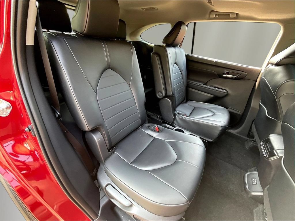 Used 2025 Toyota Highlander XLE FWD image 27