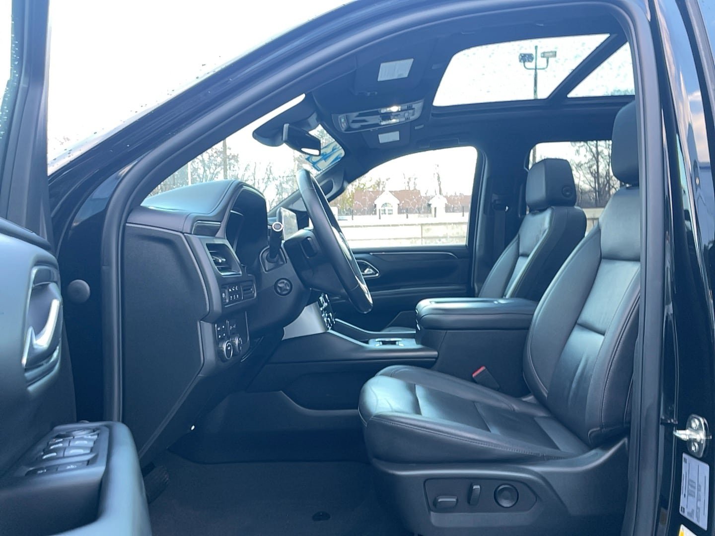 Used 2023 Chevrolet Suburban Z71 w/ Luxury Package AWD/4WD image 9