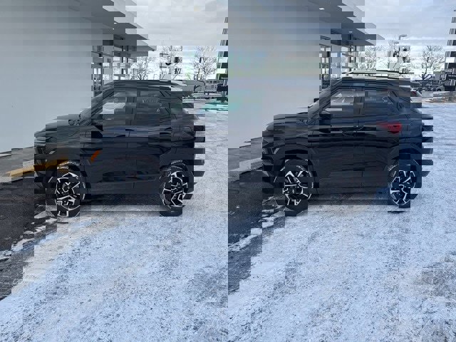 Used 2025 Chevrolet TrailBlazer LT w/ Driver Confidence Package image 2