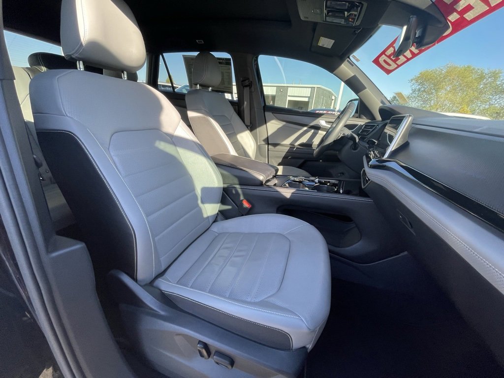 Used 2024 Volkswagen Atlas Cross Sport SEL R-Line image 32