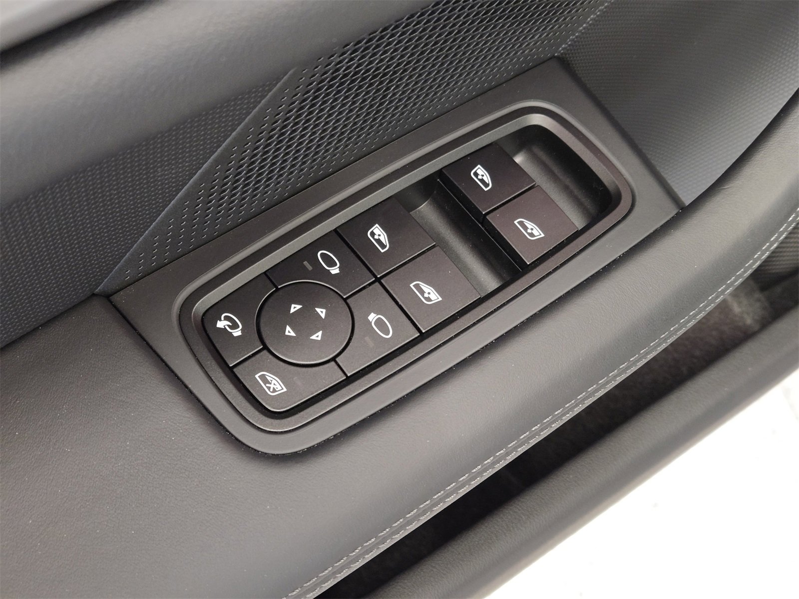 New 2025 Porsche Taycan image 15