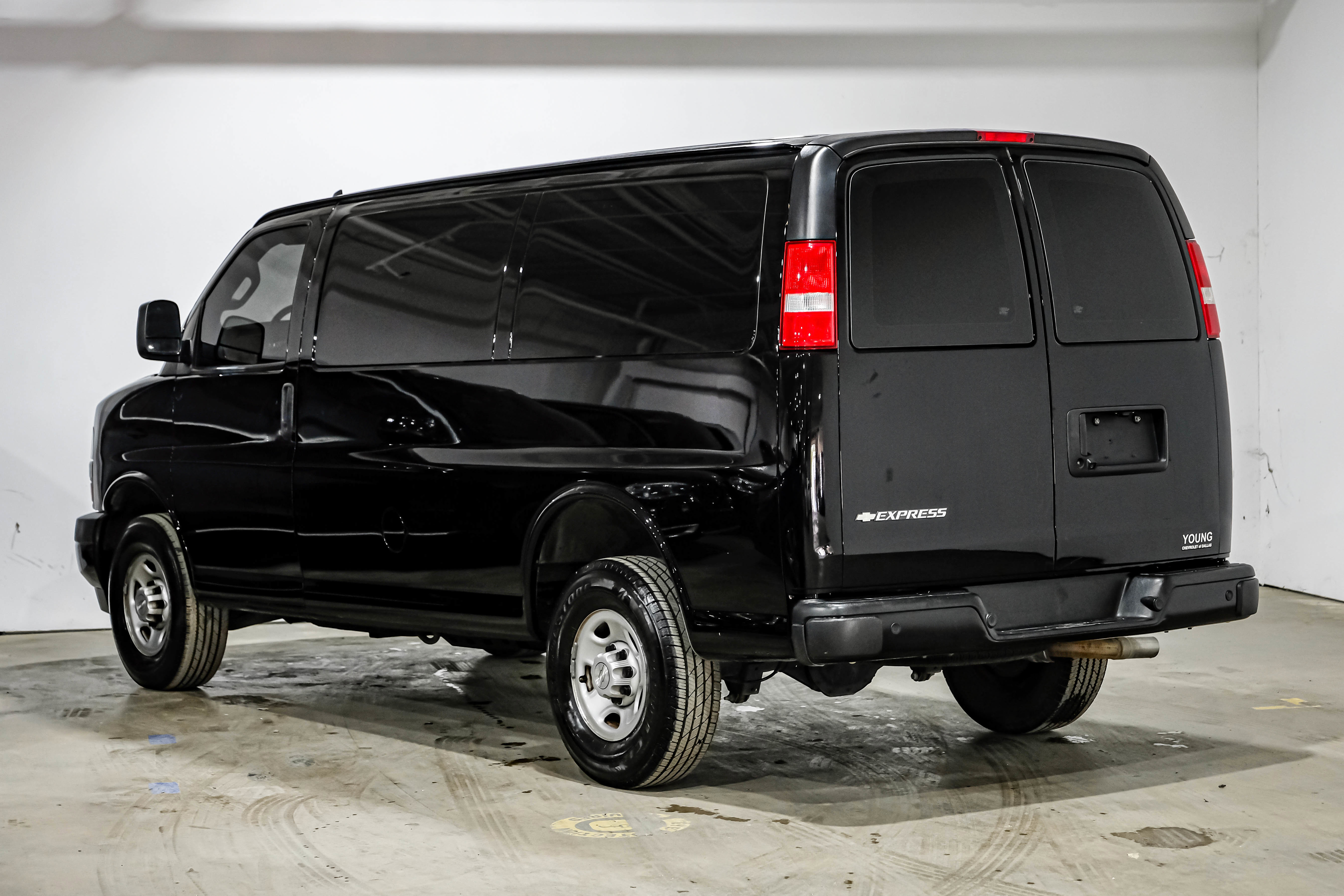 Used 2019 Chevrolet Express 2500 w/ Driver Convenience Package image 6