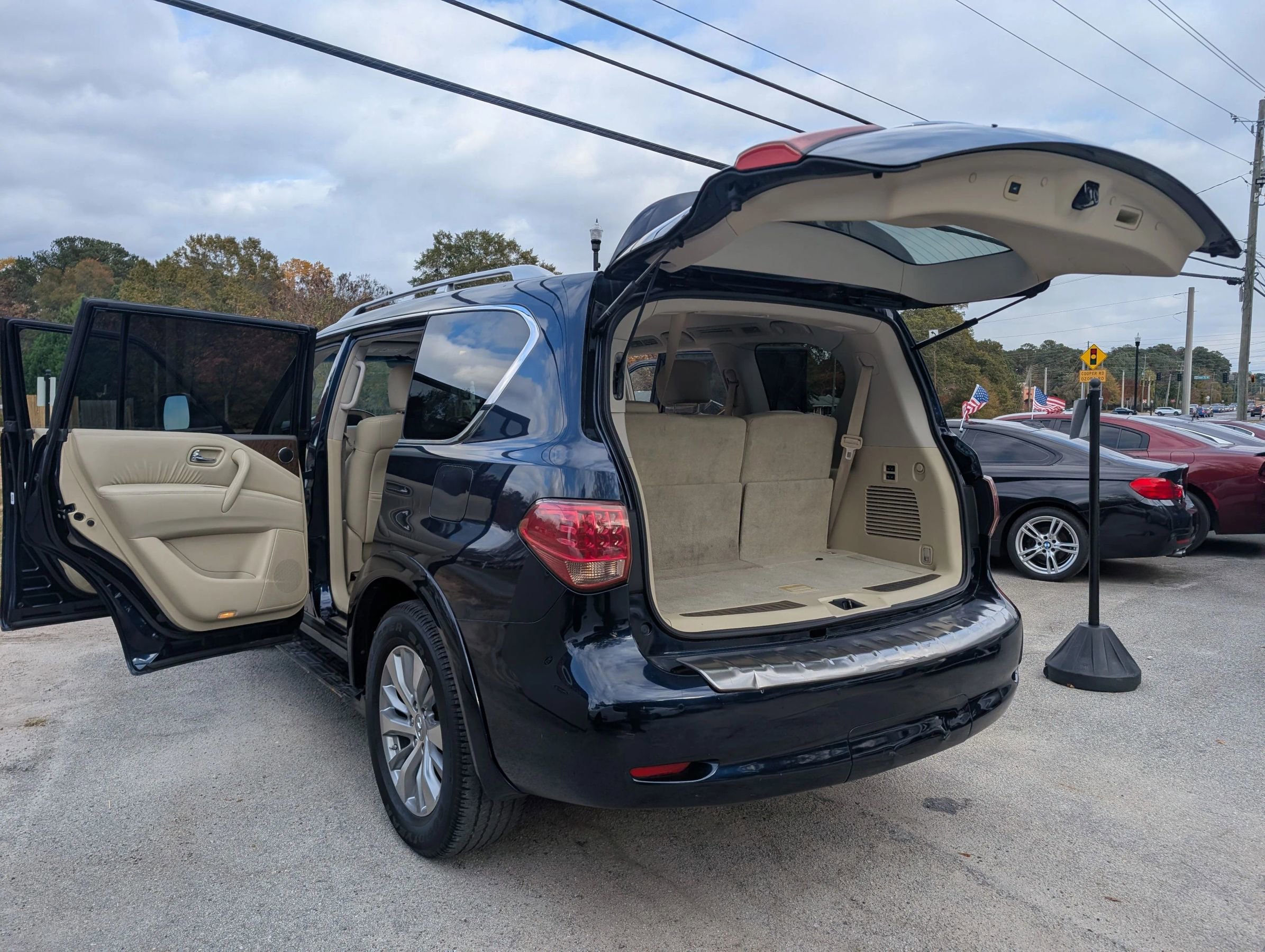 Used 2016 INFINITI QX80 Sport Utility 4D w/ Driver's Assistance Package image 16