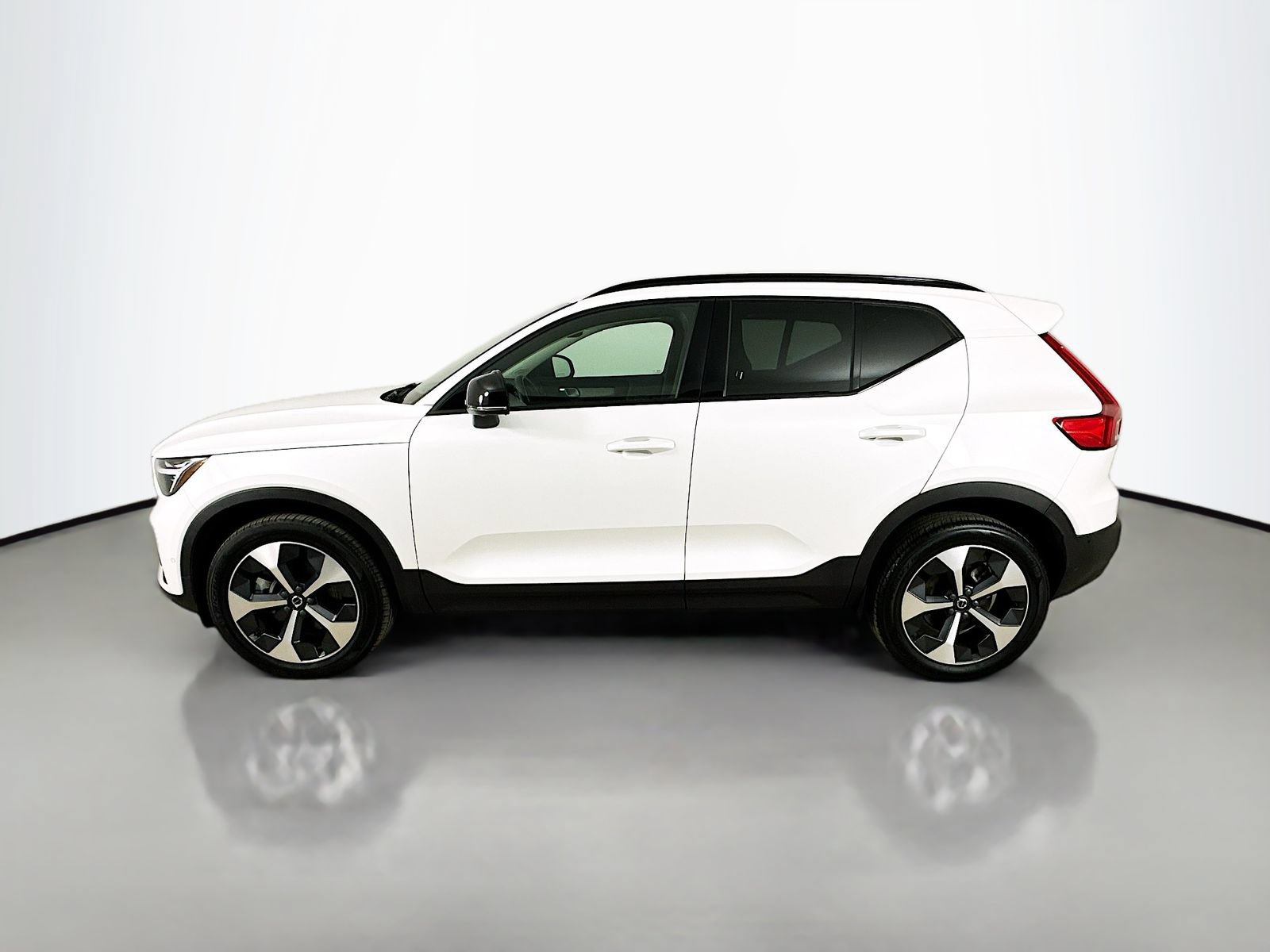 Used 2026 Volvo XC40 B5 Plus AWD/4WD image 8