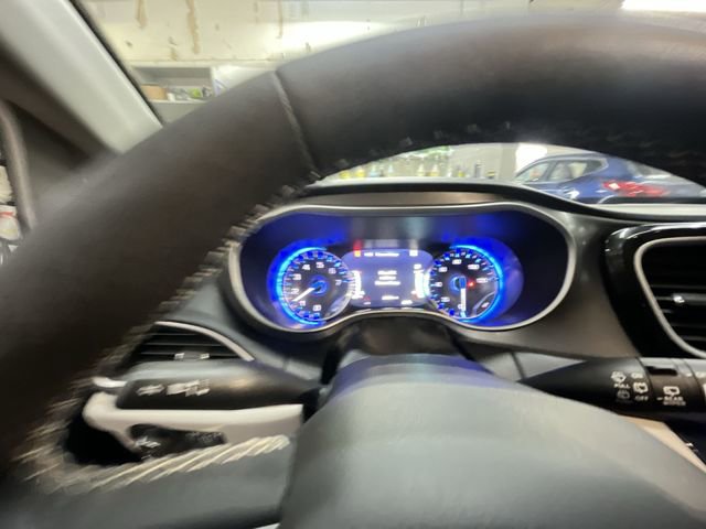 Used 2024 Chrysler Pacifica Touring-L FWD image 15