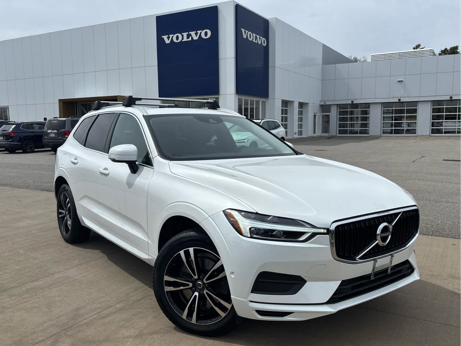 Used 2019 Volvo XC60 T6 Momentum w/ Multimedia Package AWD/4WD image 2