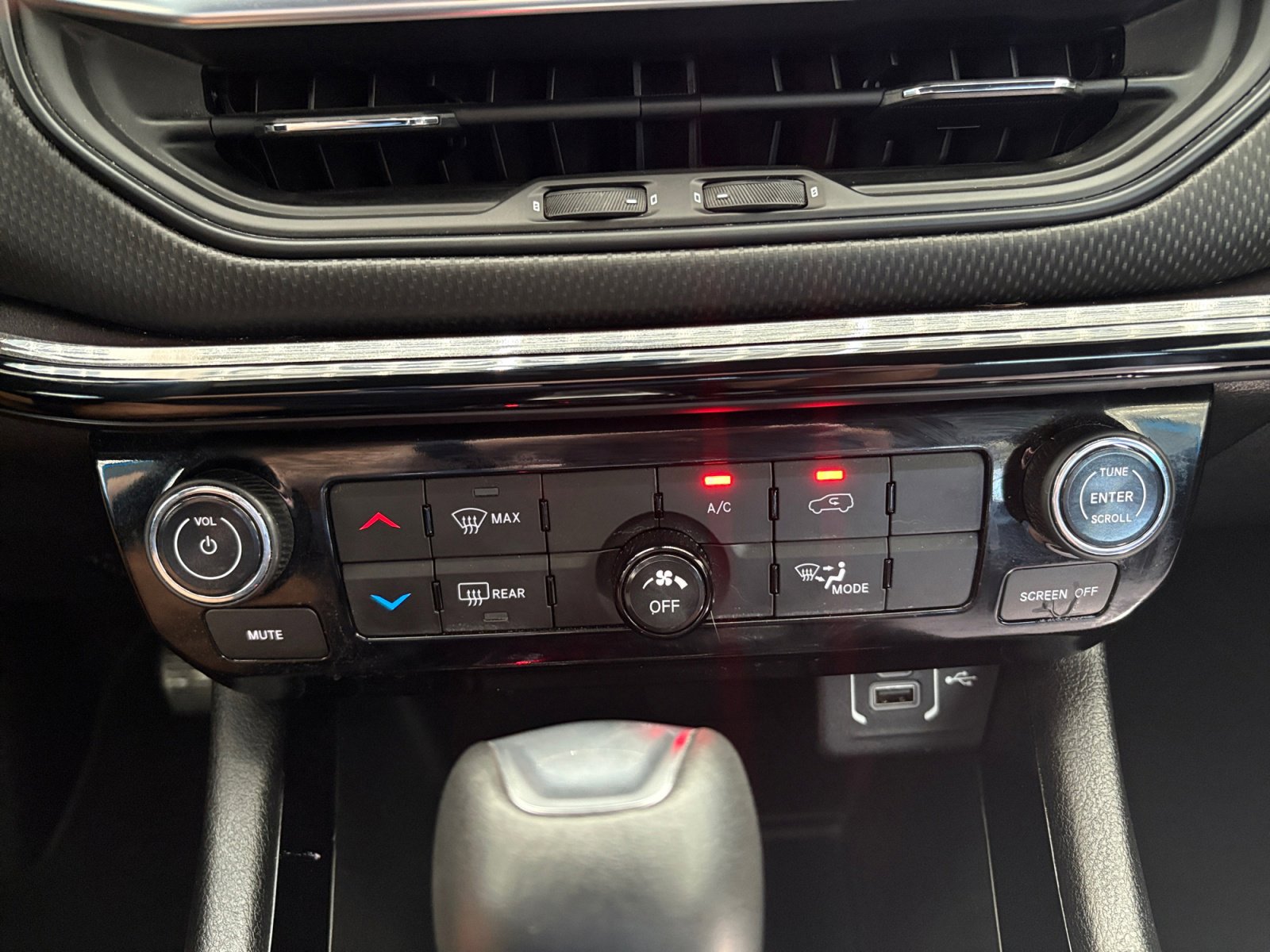 Used 2023 Jeep Compass Latitude AWD/4WD image 17