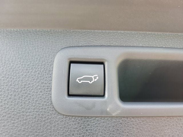 Used 2023 Toyota Highlander LE AWD/4WD image 7