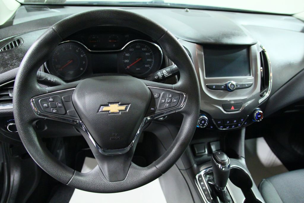 Used 2018 Chevrolet Cruze LT w/ Convenience Package FWD image 18